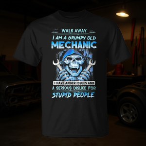 T-shirt « I Am A Grumpy Old Mechanic » avec motif de crâne et clés à molette pour les mécaniciens et les passionnés de voitures - Product Image 3