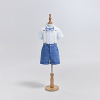 Mannequin enfant en mousse élastique blanc cassé, base ronde en bois vintage pour l'affichage de vêtements pour enfants en boutique