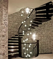 Escalier courbé traditionnel intemporel avec balustrades ornées pour rénovation historique