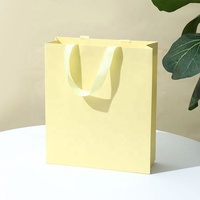 Sacs en papier personnalisés de luxe verts pour cosmétiques et vêtements – Sacs shopping en papier sur mesure