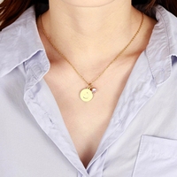 Collier Pendentif Pièce de Monnaie en Zircon avec Initiale Arabe Personnalisée Qiuhan OEM, Chaîne à Maillons en Acier Inoxydable Plaqué Or 18K pour Anniversaire et Fête