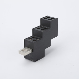 กล่องจ่ายไฟกวนหยาง หนึ่งเข้าหกออก 6 ช่องเสียบ IP44 สำหรับใช้งานในอุตสาหกรรม - Product Image 1