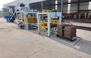 Machine de moulage de blocs hydraulique automatique QT4-15, machine à fabriquer des briques creuses en béton avec <span class=keywords><strong>prix</strong></span> <span class=keywords><strong>d</strong></span>'usine - Product Image 2
