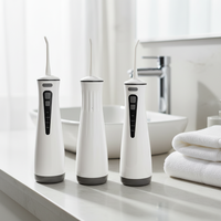 Irrigateur buccal intelligent portable de haute qualité rechargeable par USB avec étanchéité IPX7 pour le nettoyage des dents à domicile et à l'hôtel