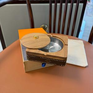 Cenicero de Madera de Nogal sin Humo, Forma Cuadrada, Estilo Americano, Tamaño Grande para Sala de Estar, Hecho en Guangdong, China - Product Image 4