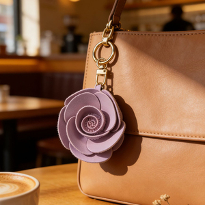 Portachiavi Creativo in Pelle PU a Forma di <span class=keywords><strong>Fiore</strong></span> di Camelia, Ciondolo Decorativo per Borsa da Donna, Elegante e Raffinato - Product Image 1