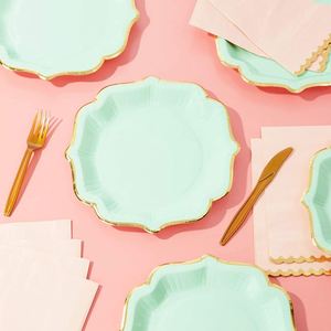 Assiettes en papier vert menthe modernes à bord festonné, très demandées pour les fêtes d'anniversaire et les décorations de fête - Product Image 2