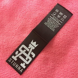 Etichetta di fascia alta del raso nero del logo del codice a barre, etichetta superiore lavabile del contenuto di stampa per la <span class=keywords><strong>camicia</strong></span> - Product Image 4