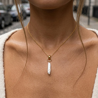 Conjunto de Cinco Collares con Colgante de Perla Opalescente para Mujer, Tono Dorado, Joyería Elegante y Brillante, Regalo para Estilo Nocturno