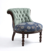 Fauteuil sans accoudoirs en velours capitonné vintage, assise florale, garniture à clous, pieds en bois massif tournés, fauteuil de salon victorien