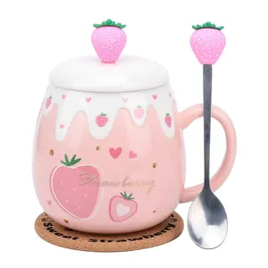 Fabrik Großhandel Pink Mug Kawaii Erdbeer Tasse Süße Keramik Kaffeetasse mit Deckel Schöne Löffel Süße Neuheit Morgen Weihnachten