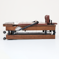 Machine de Pilates pliable de haute qualité avec cadre en chêne rouge massif et finition noyer pour l'utilisation en studio de Pilates