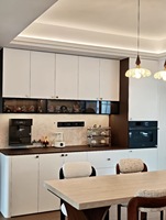 Buffet de style crème personnalisé, armoire de rangement en bois massif avec tiroirs et rangements ouverts