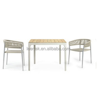 Ensemble de salle à manger d'extérieur avec structure en aluminium, plateau en bois à lattes et 2 chaises tressées pour balcon d'hôtel, échantillon disponible, livraison mondiale