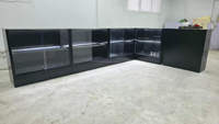 Vitrine de présentation de luxe personnalisée en acier inoxydable blanc avec éclairage LED, écologique, recyclable, moderne, pour bijouterie