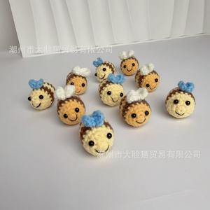 Llavero Colgante de Abeja Tejido a Crochet Hecho a Mano, Accesorio para Llaves de Coche con Diseño de Dibujos Animados, Alas Azules y Blancas, Material de Hilo, Estilo Infantil - Product Image 2