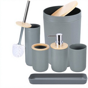 Ensemble d'accessoires de salle de bain en bambou gris, 7 pièces en plastique : plateau de bain, porte-savon, gobelet, support de brosse WC, organisateur de comptoir – Idéal pour hôtel et maison - Product Image 3