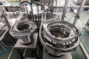 Machine de remplissage et de bouchage automatique à vis rotative servo à grande vitesse <span class=keywords><strong>pour</strong></span> tubes de prélèvement sanguin à gouttes <span class=keywords><strong>pour</strong></span> les <span class=keywords><strong>yeux</strong></span>, avec aspiration et pression de capuchon - Product Image 6