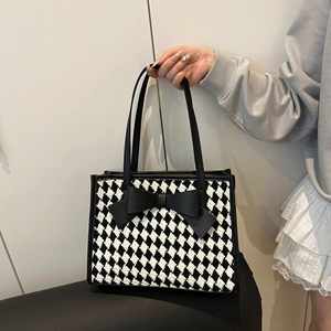Nouveauté Sac fourre-tout en cuir PU à nœud papillon pour femme, sac à main noir et blanc à carreaux pour femme - Product Image 6