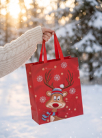 Sacs cadeaux en papier de Noël en stock avec finition mate et poignées en corde de polyester pour cadeaux de fin d'année et emballages saisonniers
