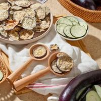 Chips de légumes tempura à l'aubergine et à la tomate, saines, sans sucre, frites à l'huile à haute température, en-cas de loisir