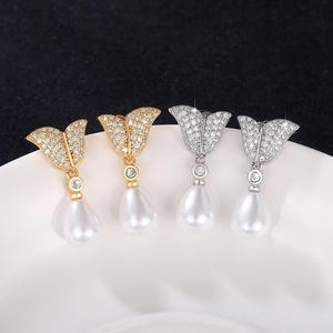 E2164 Orecchini pendenti a forma di farfalla dorata con perla finta rotonda bianca AAA per matrimonio da donna, stile romantico, placcati in oro - Product Image 6