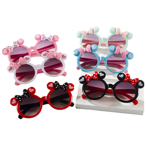Occhiali da Sole Cartoon Mickey con Fiocco per Bambini e Bambine, Disponibili in Montature Verdi, Rosse, Blu e Rosa, Realizzati in Materiale PC - Product Image 4