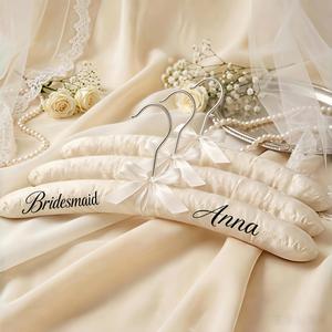 Perchas de satén acolchadas personalizadas para vestidos de dama de honor, elegantes soportes para vestidos de novia con lazo de cinta - Product Image 1