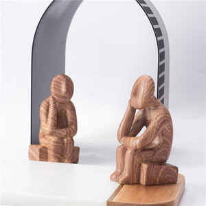 Ornamento Decorativo Moderno in Legno, Figura Astratta in Posizione Seduta Pensierosa per Ufficio o Casa - Product Image 3