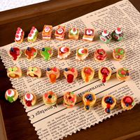 Miniature de gâteau simulé à la crème de fraise, myrtille et matcha, en résine peinte, pour accessoires de bijoux DIY et ornements de maison de poupée