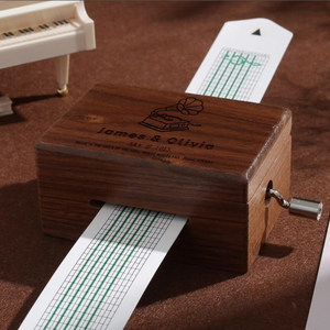 Caja de música de madera personalizada con manivela con mecanismo de canción, regalo de Navidad romántico para parejas, recuerdo de aniversario personalizado - Product Image 1