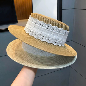 Chapeau de soleil en paille à bord large et dessus plat, orné de dentelle blanche, avec logo personnalisé, pour femme, design tissé respirant pour l'été - Product Image 3