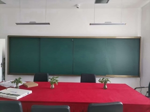 กรอบโลหะอลูมิเนียมขนาดใหญ่แนวนอนขนาด4300*1365มม. มีแม่เหล็กล้อมรอบด้วยกระดานดำแบบเลื่อน - Product Image 6