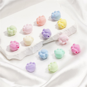 Perles en forme de patte de chat floquées, mignonnes, pour la création de bijoux DIY, bracelets, chaînes de téléphone, perles en vrac, vente en gros, multicolores, pastel, toucher doux - Product Image 1