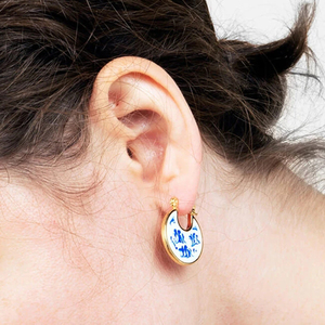 Boucles d'oreilles rétro ROXI de style oriental en porcelaine bleue et blanche avec placage en or 18 carats - Product Image 5