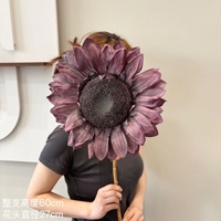 Fleurs artificielles bordeaux rouge orangé de styles variés, très demandées, pour mariages, événements et arrangements floraux à domicile