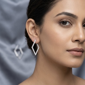Boucles d'oreilles créoles de luxe géométriques plaquées rhodium avec diamants de laboratoire VVS taille Portugal pour femme - Product Image 1