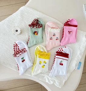 ถุงเท้าโยคะพิลาทิสแบบมีริ้วจับยึดสำหรับผู้หญิง - Product Image 3