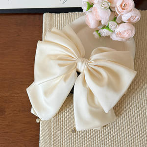 Pince à cheveux nœud papillon surdimensionné en satin, style princesse, pour queue de cheval, accessoire capillaire élégant pour femme, mariage et soirée - Product Image 1