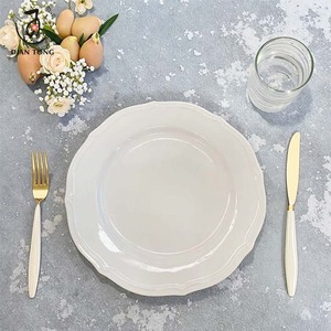 Service <span class=keywords><strong>de</strong></span> <span class=keywords><strong>vaisselle</strong></span> élégant et robuste en porcelaine fine blanche, assiettes plates rondes personnalisées en gros pour mariages et restaurants - Product Image 2