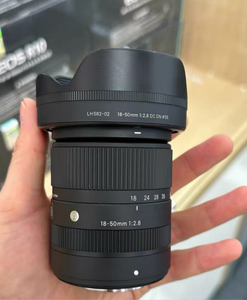 Objectif d'occasion, monture X, 18-50 F2.8, bon état, entièrement fonctionnel, pare-soleil inclus. - Product Image 1