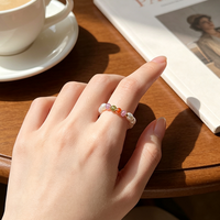 Elastischer Ring im Trendigen Stil Weiße Reisförmige Natürliche Süßwasserperlen 14K Vergoldeter Damenschmuck