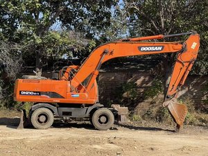 Rueda usada para excavadora Doosan DH210W-7 de alta calidad en oferta con precio bajo, incluye motor, componentes hidráulicos y orugas. - Product Image 5