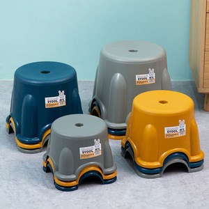 Petit tabouret rond en plastique pour enfant, siège de bain épaissi antidérapant pour bébé et tout-petit - Product Image 1