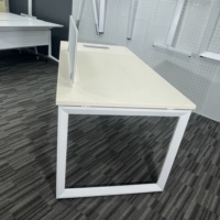 Cadre de bureau industriel moderne en fer à tubes triangulaires, pieds en métal thermolaqué, installation facile pour chambre, salle à manger, extérieur