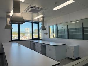 Arredamento per Laboratori Scolastici e Commerciali, Banco da Laboratorio a Isola con Armadietti in Acciaio, Tavolo per Test di Laboratorio con Accessori - Product Image 3