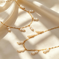Collier Vintage Tendance pour Femme avec Pendentif en Acier Inoxydable, Faux Perles et Pompon, Perles de Riz Plaqué Or, Style Luxe Léger
