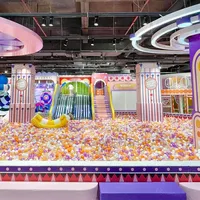 Grande structure de jeu multi-niveaux à effets lumineux avec panneaux de jeu tactiles pour la zone enfant du centre commercial urbain, aire de jeux intérieure