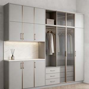 Armoire de luxe italienne personnalisée Balom avec panneaux en bois gris grainé, cadre en or champagne et vitrine en verre - Product Image 1