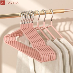 Cintres métalliques antidérapants Lavinia en gros, noirs et blancs, avec revêtement en PVC - Product Image 1